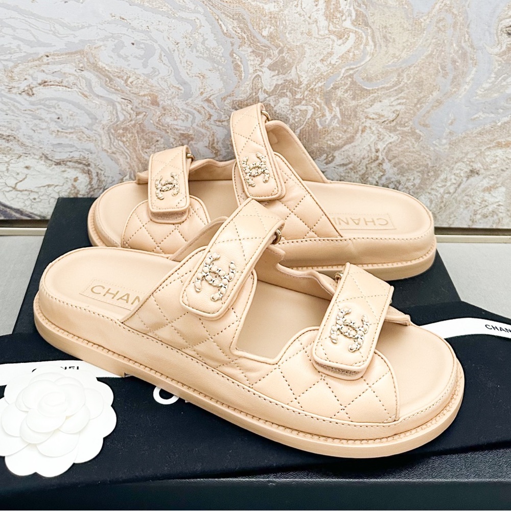 New! Lambskin Quilted Velcro Dad Chain CC Slide Sandals - Picture 2 of 12